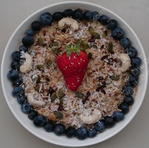 Porridge with blueberries WM